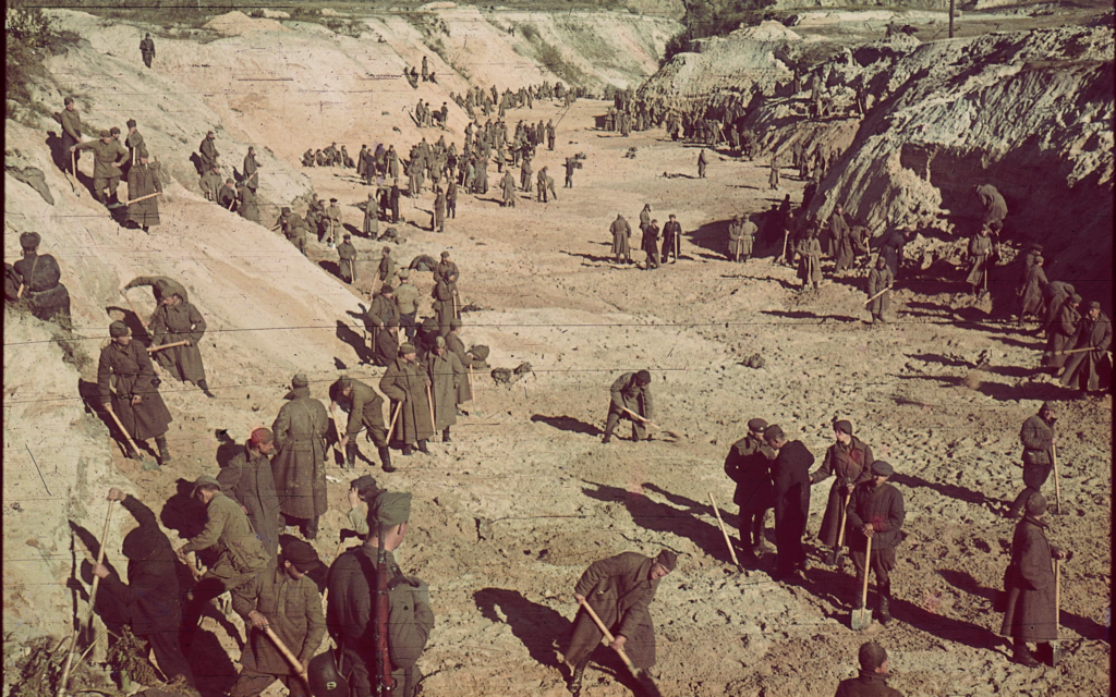 Après l'assassinat de 33 771 Juifs à Babi Yar, les Allemands et les Ukrainiens marchant sur le charnier, en Ukraine, en octobre 1941. (Crédit : Domaine public)