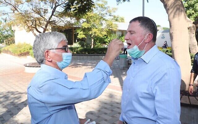 Le ministre de la Santé Yuli Edelstein subit un test rapide de détection des coronavirus lors d'une démonstration au centre médical de Sheba le 7 octobre 2020 (Oded Karni/GPO) Le ministre de la Santé Yuli Edelstein subit un test rapide de détection des coronavirus lors d'une démonstration au centre médical de Sheba le 7 octobre 2020 (Oded Karni/GPO)