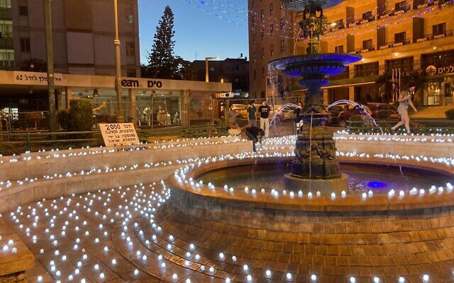 Un mémorial de 2000 bougies sur la place de Paris, à Jérusalem, en hommage aux 2000 personnes mortes des suites du coronavirus, le 12 octobre 2020. (Crédit : Darkeinu) Un mémorial de 2000 bougies sur la place de Paris, à Jérusalem, en hommage aux 2000 personnes mortes des suites du coronavirus, le 12 octobre 2020. (Crédit : Darkeinu)