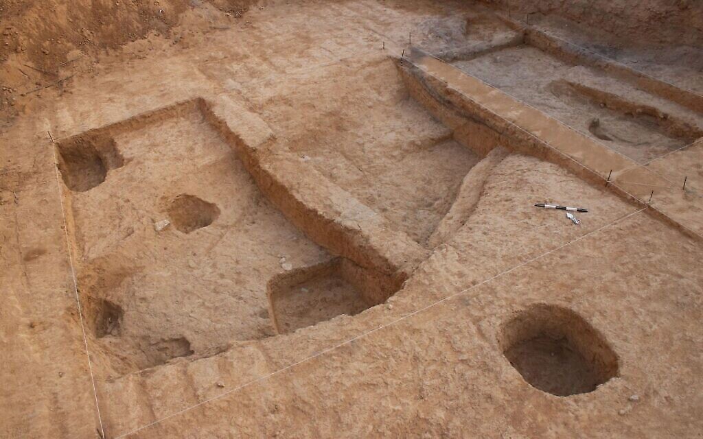 Une fonderie de cuivre vieille de 6 500 ans dans le quartier de Neveh Noy à Beer Sheva. (Talia Abulafia/Israel Antiquities Authority)