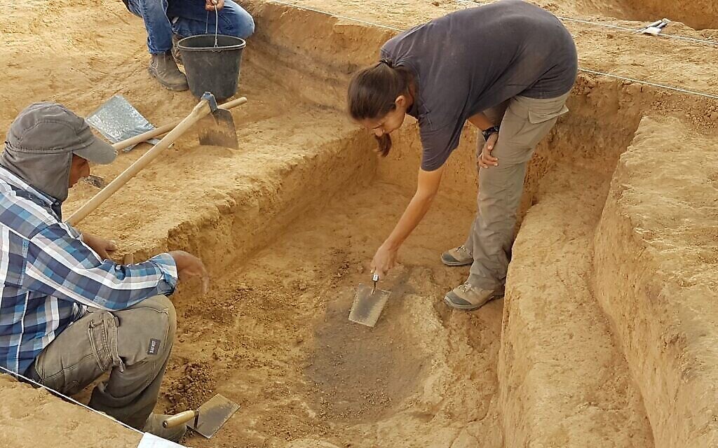 Une fonderie de cuivre vieille de 6 500 ans dans le quartier de Neveh Noy à Beer Sheva. (Anat Rasiuk/Autorité des antiquités israéliennes)