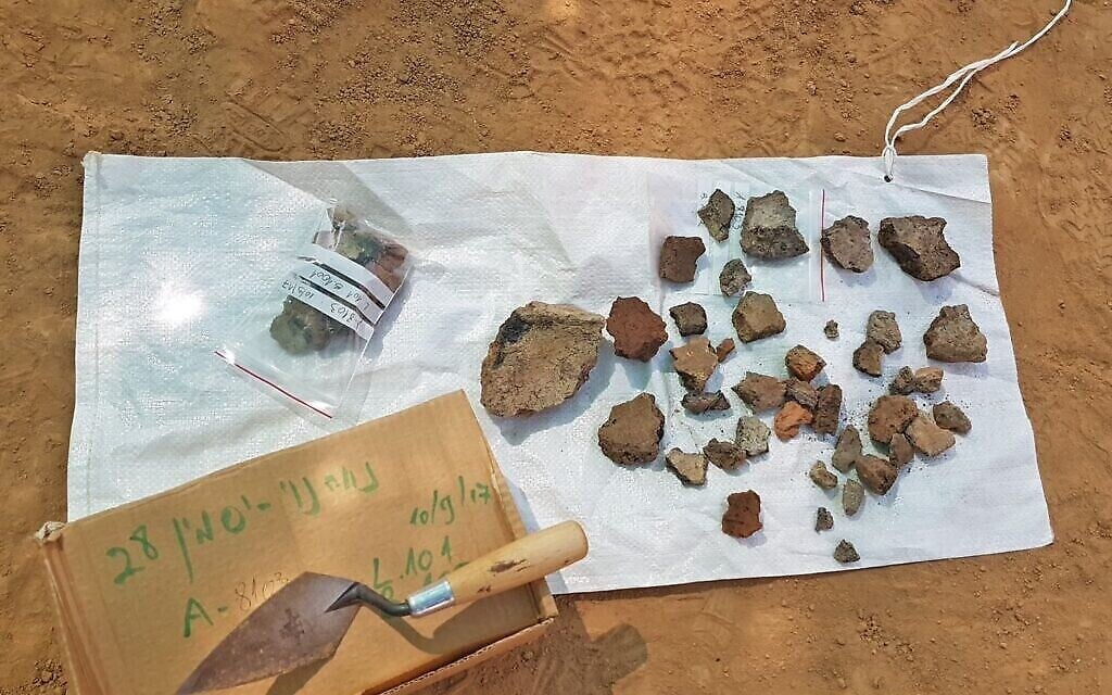 Scories de cuivre trouvées dans les fouilles de Neveh Noy à Beer Sheva. (Anat Rasiuk/Autorité des antiquités israéliennes)