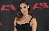 Sur cette photo du samedi 19 mars 2016, l'actrice israélienne Gal Gadot pose pour les photos lors d'une conférence de presse pour la promotion du film : "Batman v Superman : Dawn of Justice" à Mexico. (AP Photo/Marco Ugarte)