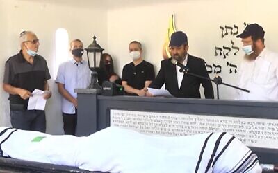 L'ex-Premier ministre Ehud Barak (2è à droite) fait l'éloge funèbre d'Eitan Haber, à Tel Aviv, le 13 octobre 2020. (Capture d'écran : Ynet)