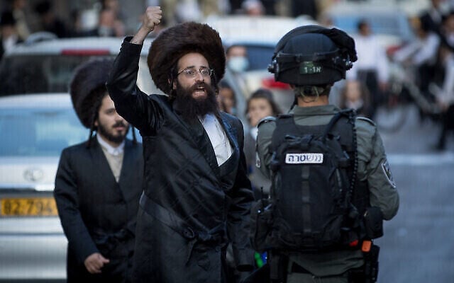 Des policiers s'affrontent avec des hommes ultra-orthodoxes lors d'une manifestation contre l'application des restrictions dues au coronavirus dans le quartier de Mea Shearim à Jérusalem, le 4 octobre 2020. (Nati Shohat/Flash90)