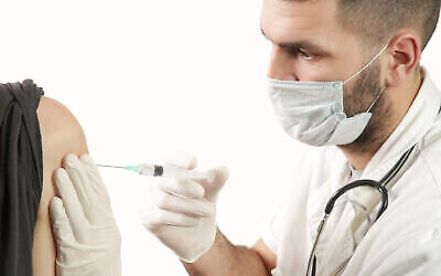 Un médecin en train de vacciner contre la grippe. (Crédit : iStock) Un médecin en train de vacciner contre la grippe. (Crédit : iStock)