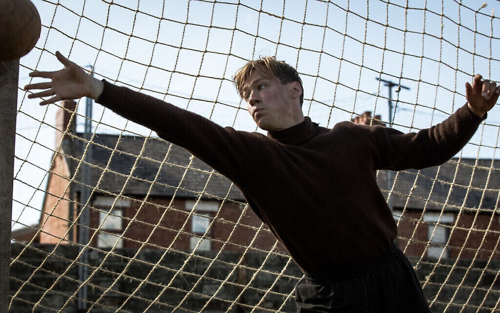 David Kross joue Bert Trautmann dans “The Keeper” (Crédit : Jürgen Olczyk/Menemsha Films)