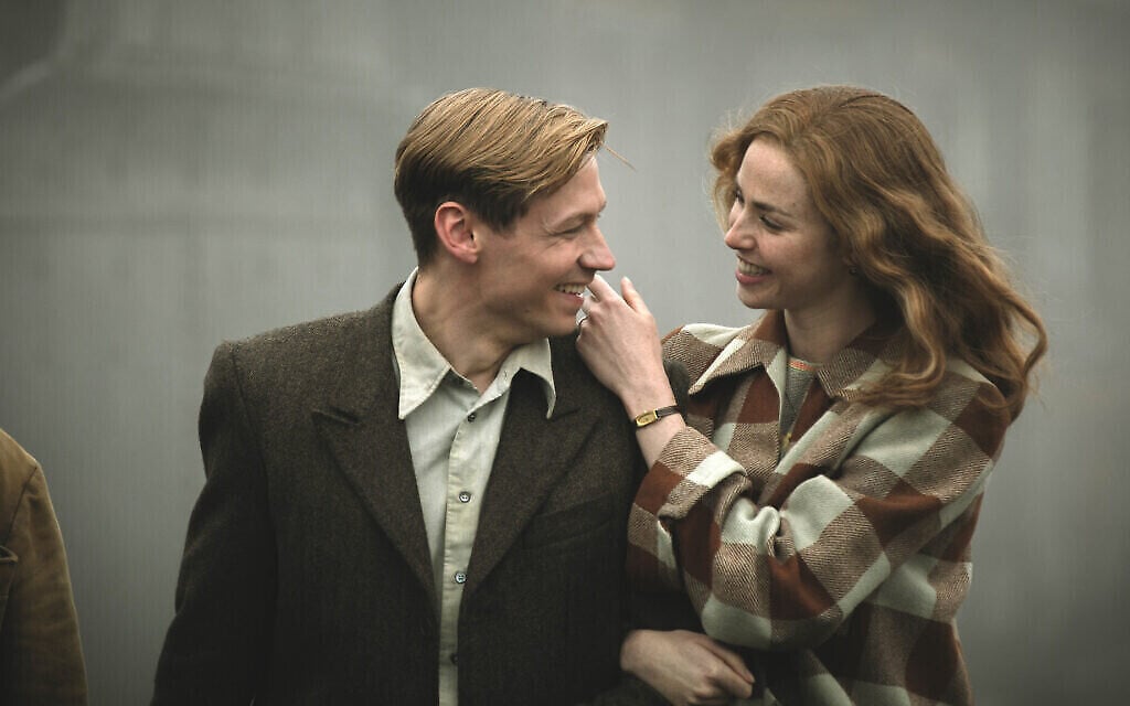 David Kross dans le rôle de Bert Trautmann et Freya Mavor dans celui de Margaret Trautmann dans "The Keeper" (Jürgen Olczyk/Menemsha Films)