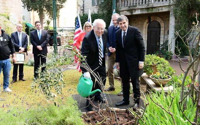 L'ambassadeur américain en Israël David Friedman (à gauche) et le chef du KKL-JNF Daniel Atar plantent un arbre pour Tu B'Shvat à la résidence de l'ambassadeur américain à Jérusalem, le 12 février 2020. (Rafi Ben Hakoon/KKL-JNF) L'ambassadeur américain en Israël David Friedman (à gauche) et le chef du KKL-JNF Daniel Atar plantent un arbre pour Tu B'Shvat à la résidence de l'ambassadeur américain à Jérusalem, le 12 février 2020. (Rafi Ben Hakoon/KKL-JNF)