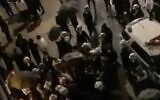 La foule réunie devant le domicile du journaliste juif américain Jaocb Kornbluh à Borough Park le 12 octobre 2020 (Capture d'écran : Twitter/Yid info)