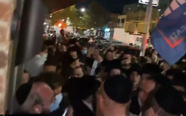 Le journaliste juif Jacob Kornbluh (en bas à gauche) entouré par des dizaines de manifestants ultra-orthodoxes à Brooklyn le 7 octobre 2020. (Capture d'écran / Twitter) Le journaliste juif Jacob Kornbluh (en bas à gauche) entouré par des dizaines de manifestants ultra-orthodoxes à Brooklyn le 7 octobre 2020. (Capture d'écran / Twitter)