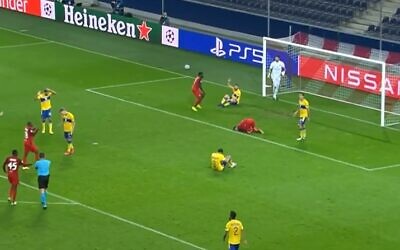 Le club autrichien de Salzburg joue contre le Maccabi Tel Aviv lors d'un match qualificatif à la Ligue des Champions, le 30 septembre 2020 (Capture d'écran)