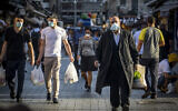 Des gens portent des masques au marché Mahane Yehuda à Jérusalem le 30 septembre 2020, lors d'un confinement national pour empêcher la propagation du COVID-19. (Olivier Fitoussi/Flash90)