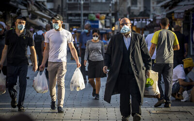 Des gens portent des masques au marché Mahane Yehuda à Jérusalem le 30 septembre 2020, lors d'un confinement national pour empêcher la propagation du COVID-19. (Olivier Fitoussi/Flash90)