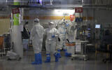 Des professionnels de la santé munis d'un équipement de protection complet travaillent dans l'unité de soins intensifs de coronavirus, construite dans un parking souterrain du centre médical Sheba à Ramat Gan, le 30 septembre 2020, au milieu d'un pic de cas de COVID-19. (AP Photo/Maya Alleruzzo)