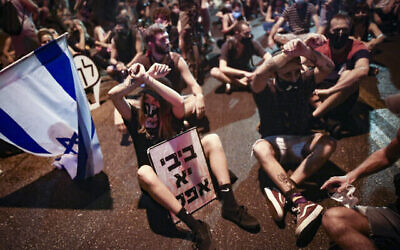 Les manifestants bloquent une route alors qu'ils manifestent contre le Premier ministre Benjamin Netanyahou à Tel-Aviv le 30 septembre 2020. (Miriam Alster/Flash90)