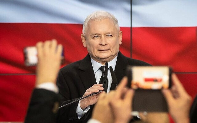 Jaroslaw Kaczynski, leader du parti au pouvoir Droit et Justice (PiS), réagit après les premiers sondages de sortie des urnes lors de la soirée électorale du parti à Varsovie, Pologne, le 13 octobre 2019 (Crédit : Wojtek RADWANSKI/AFP) Jaroslaw Kaczynski, leader du parti au pouvoir Droit et Justice (PiS), réagit après les premiers sondages de sortie des urnes lors de la soirée électorale du parti à Varsovie, Pologne, le 13 octobre 2019 (Crédit : Wojtek RADWANSKI/AFP)