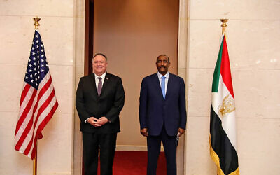 Le secrétaire d'Etat américain Mike Pompeo aux côtés du général soudanais Abdel-Fattah Burhan, chef du conseil souverain au pouvoir, à Khartoum, au Soudan, le mardi 25 août 2020. (Cabinet soudanais via AP)