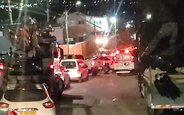 Scène où un policier volontaire est blessé lors d’une attaque à la voiture bélier dans le village de Daburiyya, au nord du pays, le 29 septembre 2020 (Capture d'écran/Walla) Scène où un policier volontaire est blessé lors d’une attaque à la voiture bélier dans le village de Daburiyya, au nord du pays, le 29 septembre 2020 (Capture d'écran/Walla)