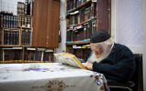 Le Rav Chaim Kanievsky à son domicile dans la ville centrale de Bnei Brak le 22 septembre 2020. (Aharon Krohn/Flash90)