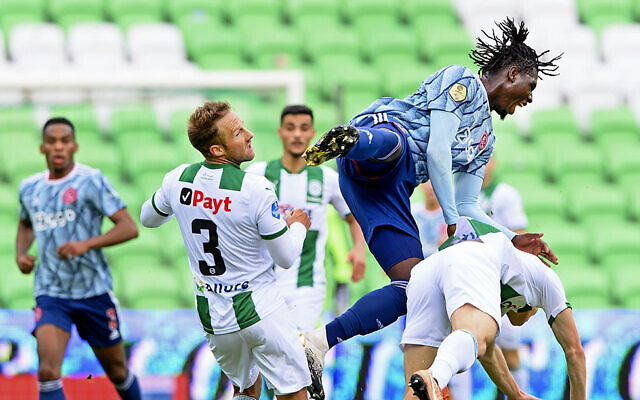 Bart van Hintum de Groningen, Lassina Traore de l'Ajax, Gorkem Can de Groningen lors du match de l'Eredivisie néerlandais entre le FC Groningen et l'Ajax au stade Hitachi Capital Mobility le 4 octobre 2020 à Groningen. (ANP Sport via Getty Images via JTA) Bart van Hintum de Groningen, Lassina Traore de l'Ajax, Gorkem Can de Groningen lors du match de l'Eredivisie néerlandais entre le FC Groningen et l'Ajax au stade Hitachi Capital Mobility le 4 octobre 2020 à Groningen. (ANP Sport via Getty Images via JTA)