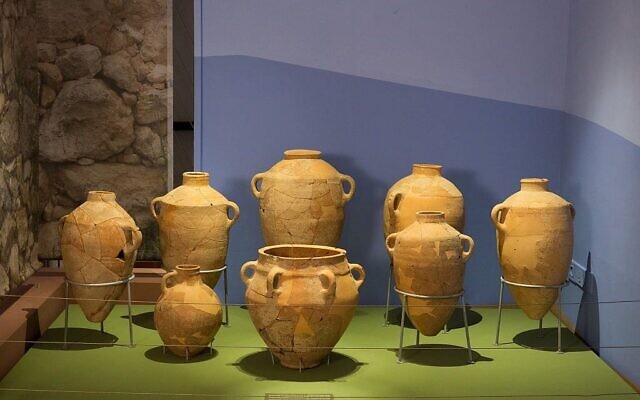Des jarres en céramique de Khirbet Qeiyafa exposées au Musée des terres de la Bible. (Musée des terres de la Bible)
