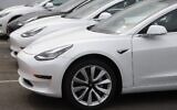 Des voitures Model 3 de Tesla en vente à Littleton, dans le Colorado, le 26 avril 2020 (Crédit : AP Photo/David Zalubowski)
