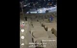Une vidéo mise en ligne sur TikTok montre deux personnes courant sur des tombes au cimetière du Mont des Oliviers à Jérusalem. (Capture d'écran : Twitter)