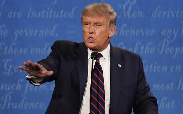 Le président Donald Trump fait un geste lors du premier débat présidentiel, mardi 29 septembre 2020, à la Case Western University et à la Cleveland Clinic, à Cleveland, Ohio. (AP/Julio Cortez)
