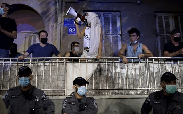 Rassemblement de manifestants contre le Premier ministre Benjamin Netanyahu à Tel-Aviv, le 6 octobre 2020. (Gili Yaari /Flash90) Rassemblement de manifestants contre le Premier ministre Benjamin Netanyahu à Tel-Aviv, le 6 octobre 2020. (Gili Yaari /Flash90)