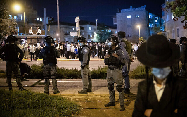 La police se tient sur ses gardes alors que les manifestants manifestent contre la réglementation due au coronavirus dans le quartier ultra-orthodoxe de Mea Shearim, à Jérusalem, le 5 octobre 2020. (Yonatan Sindel/Flash90) La police se tient sur ses gardes alors que les manifestants manifestent contre la réglementation due au coronavirus dans le quartier ultra-orthodoxe de Mea Shearim, à Jérusalem, le 5 octobre 2020. (Yonatan Sindel/Flash90)