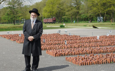 Le grand-rabbin néerlandais Binyomin Jacobs au mémorial de Westerbork, le 14 mai 2017. (Crédit : Cnaan Liphshiz)