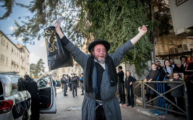 Des policiers ferment des synagogues et donnent des amendes aux Juifs ultra-orthodoxes dans le quartier de Mea Shearim à Jérusalem, suite aux restrictions gouvernementales imposées dans le cadre des efforts pour contenir la propagation du coronavirus, le 6 avril 2020. (Yonatan Sindel/Flash90)