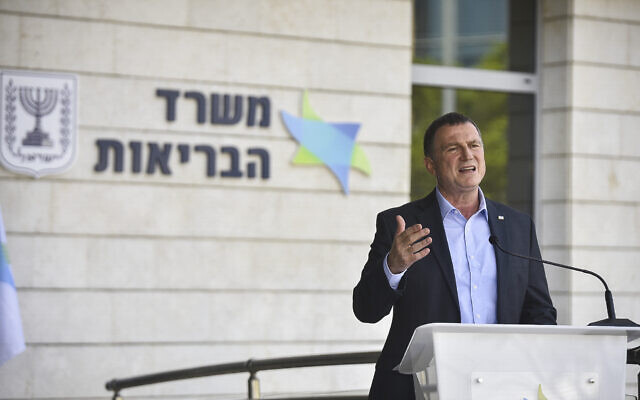 Le ministre de la Santé Yuli Edelstein s'exprime lors d'une conférence de presse sur le coronavirus, à Airport City le 17 septembre 2020. (Flash90)
