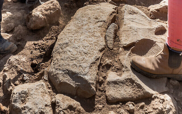 L'inscription figurant sur la borne du 3è siècle de l'ère commune découverte lors de fouilles de l'Autorité israélienne des Antiquités à Nafah, sur le plateau du Golan. (Crédit : Assaf Peretz/Autorité israélienne des antiquités)