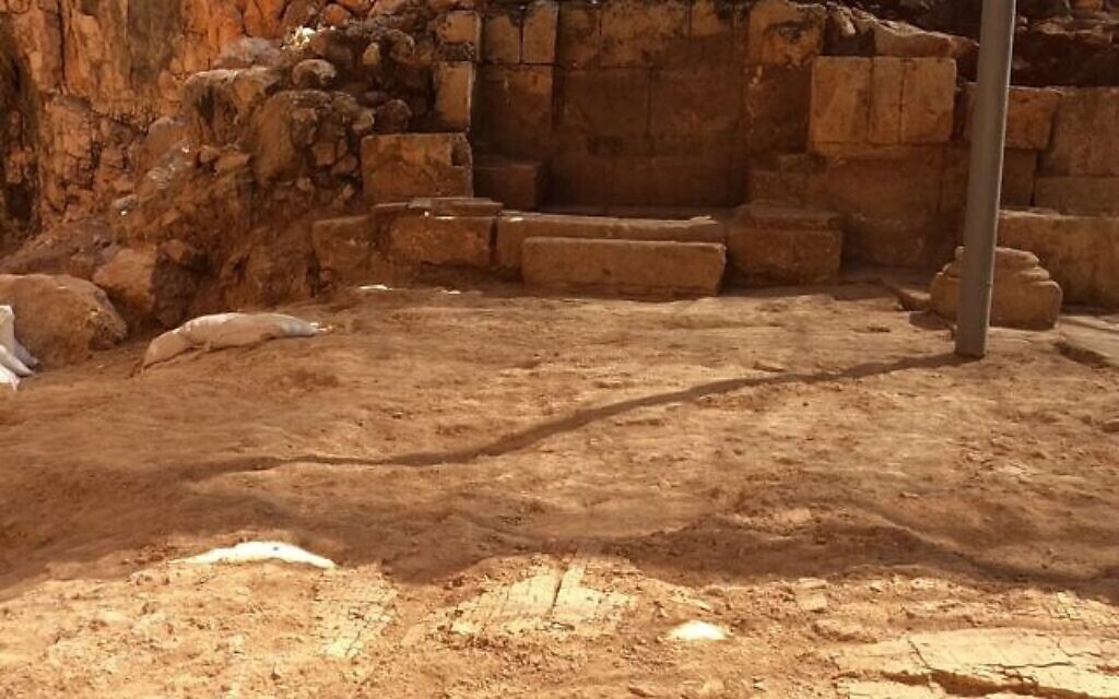 Le sol en mosaïque orné de croix d'une église byzantine datant d'environ l'an 400, découverts dans la réserve naturelle de Panéas. (Crédit : Yaniv Cohen)