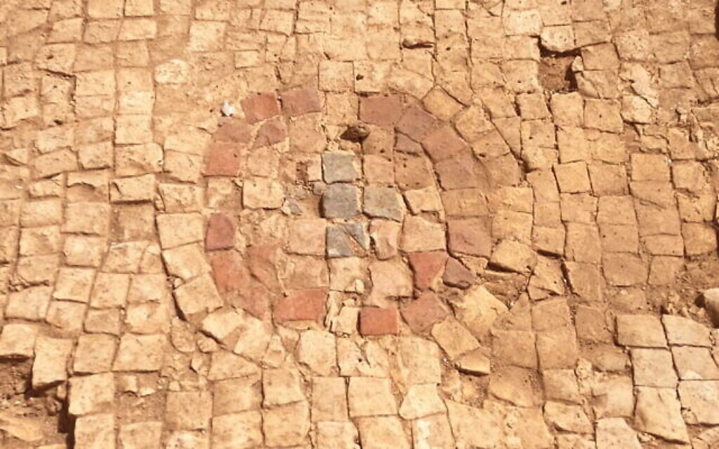 Sols en mosaïque ornés de croix dans l'église trouvée dans l'église byzantine d'environ 400 ans après l'ère commune, mise au jour dans la réserve naturelle de Panéas. (Crédit : Yaniv Cohen)