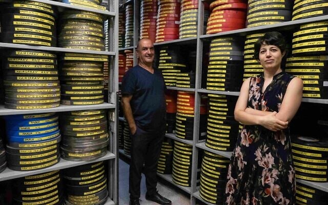 Hila Avraham, à droite, et Meir Russo, directeur des archives - aujourd'hui numérisées pour être mises à la disposition du public - à la cinémathèque de Jérusalem. (Autorisation : Cinémathèque de Jérusalem) Hila Avraham, à droite, et Meir Russo, directeur des archives - aujourd'hui numérisées pour être mises à la disposition du public - à la cinémathèque de Jérusalem. (Autorisation : Cinémathèque de Jérusalem)