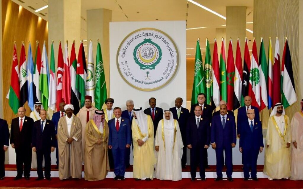 (1er rang à partir de la gauche) le président irakien Fuad Masum, le président yéménite Abdrabuh Mansour Hadi Mansour, le président libanais Michel Aoun, le président soudanais Omar al-Bashir, le roi de Bahreïn Hamad bin Isa Al Khalifa, le roi Abdullah II de Jordanie, le roi d'Arabie saoudite Salman bin Abdulaziz, l'émir du Koweït Jaber al-Ahmad al-Sabah, le président de l'Egypte President Abdel Fattah al-Sissi,le président de la Mauritanie Mohamed Ould Abdel Aziz, le président de la Tunisie Beji Caid Essebsi, le président des Emirats arabes unis Sheikh Khalifa bin Zayed al-Nahayan, le prince héritier d'Arabie saoudite Mohammed bin Salman Al-Saud (Deuxième rang, de droite à gauche) Le secrétaire général de la Ligue arabe Ahmed Aboul Gheit, le président du sénat algérien Abdelkader Bensalah, le Premier ministre du gouvernement d'unité libyen Fayez al-Sarraj, le président de Djibouti Ismail Omar Guelleh, le président de Somalie Mohamed Abdullahi Mohamed, le chef de l'Autorité palestinienne Mahmud Abbas,le vice-Premier ministre d'Oman Fahd Bin Mahmud Al-Said, le prince Moulay Rachid du Maroc, le président des Comores Azali Assoumani et l'ambassadeur qatari à la Ligue arabe Saif Bin Muqaddam Al-Buainain pendant le 29è sommet de la Ligue arabe à Dhahran, à l'est de l'Arabie saoudite, le 15 avril 2018. (Crédit : AFP PHOTO / STR) (1er rang à partir de la gauche) le président irakien Fuad Masum, le président yéménite Abdrabuh Mansour Hadi Mansour, le président libanais Michel Aoun, le président soudanais Omar al-Bashir, le roi de Bahreïn Hamad bin Isa Al Khalifa, le roi Abdullah II de Jordanie, le roi d'Arabie saoudite Salman bin Abdulaziz, l'émir du Koweït Jaber al-Ahmad al-Sabah, le président de l'Egypte President Abdel Fattah al-Sissi,le président de la Mauritanie Mohamed Ould Abdel Aziz, le président de la Tunisie Beji Caid Essebsi, le président des Emirats arabes unis Sheikh Khalifa bin Zayed al-Nahayan, le prince héritier d'Arabie saoudite Mohammed bin Salman Al-Saud (Deuxième rang, de droite à gauche) Le secrétaire général de la Ligue arabe Ahmed Aboul Gheit, le président du sénat algérien Abdelkader Bensalah, le Premier ministre du gouvernement d'unité libyen Fayez al-Sarraj, le président de Djibouti Ismail Omar Guelleh, le président de Somalie Mohamed Abdullahi Mohamed, le chef de l'Autorité palestinienne Mahmud Abbas,le vice-Premier ministre d'Oman Fahd Bin Mahmud Al-Said, le prince Moulay Rachid du Maroc, le président des Comores Azali Assoumani et l'ambassadeur qatari à la Ligue arabe Saif Bin Muqaddam Al-Buainain pendant le 29è sommet de la Ligue arabe à Dhahran, à l'est de l'Arabie saoudite, le 15 avril 2018. (Crédit : AFP PHOTO / STR)