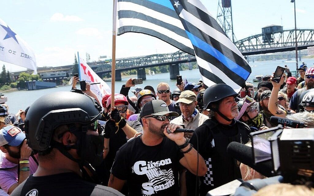Joey Gibson, fondateur de Patriot Prayer et candidat républicaint au Sénat, s'adresse à des militants d'extrême droite à Portland, le 4 août 2018. (Crédit : AFP/ Thomas Patterson)
