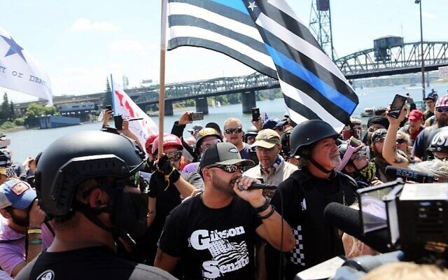 Joey Gibson, fondateur de Patriot Prayer et candidat républicaint au Sénat, s'adresse à des militants d'extrême droite à Portland, le 4 août 2018. (Crédit : AFP/ Thomas Patterson)