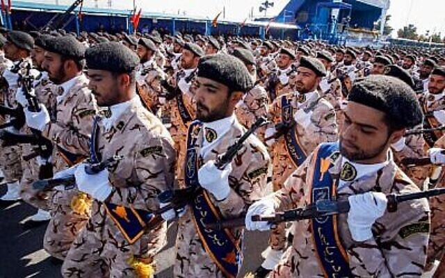 Illustration : Des membres du Corps des Gardiens de la Révolution islamique (CGRI) d'Iran défilent lors du défilé militaire annuel, marquant l'anniversaire du déclenchement de la guerre dévastatrice de 1980-1988 avec l'Irak de Saddam Hussein, dans la capitale Téhéran, le 22 septembre 2018. (AFP/STR)