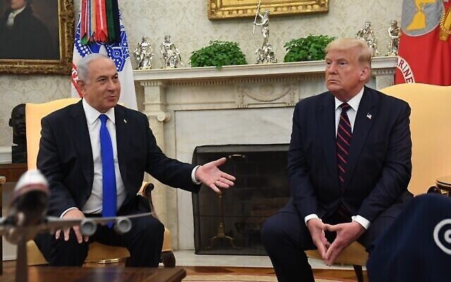 Le président américain Donald Trump (à droite) écoute le discours du Premier ministre israélien Benjamin Netanyahu lors d'une réunion bilatérale dans le bureau ovale de la Maison Blanche à Washington, DC, le 15 septembre 2020. (SAUL LOEB / AFP)