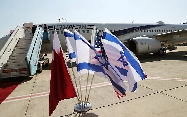 Les drapeaux du Bahrein, d'Israël et des États-Unis sont placés devant un avion d'El Al avant un vol vers la capitale du Bahreïn, Manama, depuis l'aéroport Ben Gurion proche de Tel Aviv, le 18 octobre 2020. (Ronen Zvulun/Pool/AFP)