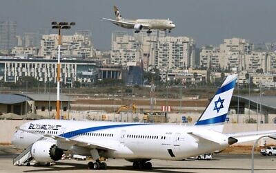 Un avion d'Etihad Airways transportant une délégation des Émirats arabes unis pour une première visite officielle, atterrit à l'aéroport israélien Ben Gurion près de Tel Aviv, le 20 octobre 2020. (JACK GUEZ / AFP)