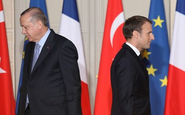 Le président français Emmanuel Macron et son homoogue tur Recep Tayyip Erdogan lors d'une conférence de presse à l'Elysée, à Paris, le 5 janvier 2018. (Crédit : LUDOVIC MARIN / POOL / AFP) Le président français Emmanuel Macron et son homoogue tur Recep Tayyip Erdogan lors d'une conférence de presse à l'Elysée, à Paris, le 5 janvier 2018. (Crédit : LUDOVIC MARIN / POOL / AFP)