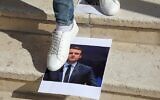 Un Palestinian marche sur une photo du président français Emmanuel Macron lors d'une manifestation contre lui à l'université d'al-Aroub, au nord de la ville de Hébron, le 27 octobre 2020. (Crédit : Hazem Bader/AFP)