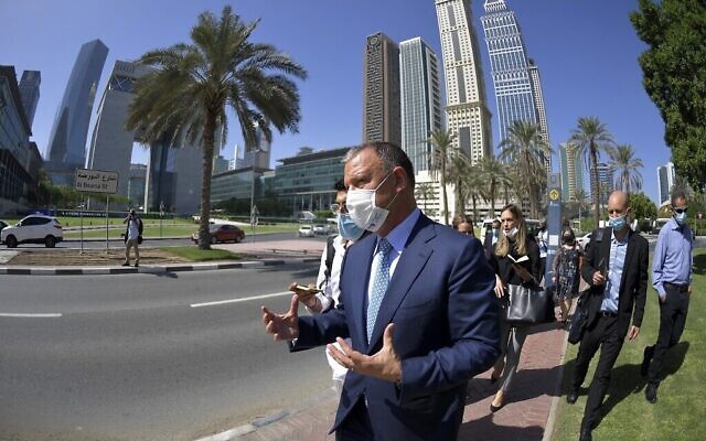 Erel Margalit, fondateur et président de Jerusalem Venture Partners (JVP), lors d'un séjour avec les membres d'une délégation du secteur hi-tech au  Dubai Financial Market (DFM), le 22 octobre 2020. (Crédit : Karim SAHIB / AFP)