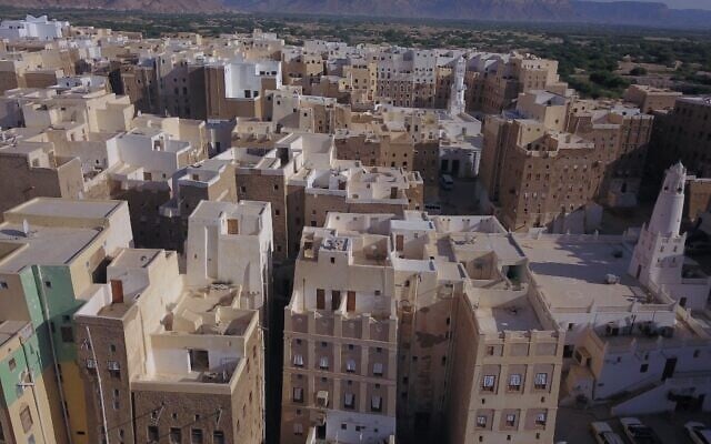 Photo aérienne prise le 17 octobre 2020 de la ville de Shibam, dans le gouvernorat central de l'Hadramawt au Yémen, avec en arrièrere-plan ce qui ressemble au Grand Canyon. Shibam, le "Manhattan du désert" du Yémen, a été largement épargné par la guerre mais reste à la merci des catastrophes naturelles. (Crédit : AFP)