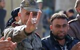 Un homme vêtu d'un uniforme d'officier turc fait le signe des Loups gris (une organisation ultranationaliste d'extrême droite turque), lors d'une manifestation en soutien à la Turquie voisine dans la ville syrienne de Bizaa, au nord d'Alep, le 21 décembre 2018. (Crédit : Bakr ALKASEM / AFP)